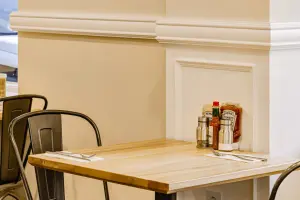 클래식 몰딩과 원목 테이블의 아메리칸 다이너 카페